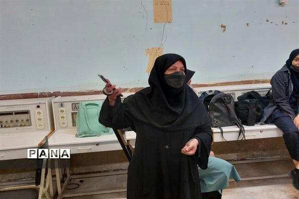 بازدید دانش‌آموزان دبیرستان استقلال ناحیه یک کرج از هنرستان فنی و حرفه‌ای