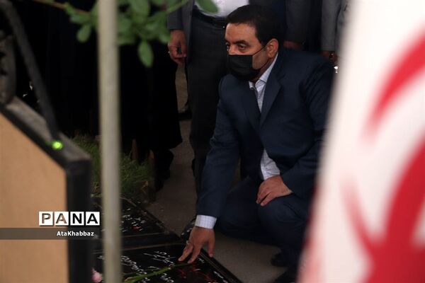عطرافشانی و غبارروبی گلزارشهدای تبریز