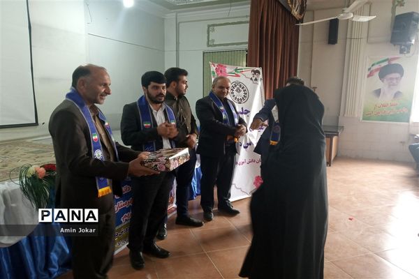 اجرای طرح میثاق با ولایت با حضور مربیان و دانش‌آموزان پیشتاز در داراب