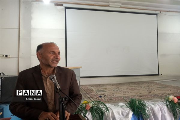 اجرای طرح میثاق با ولایت با حضور مربیان و دانش‌آموزان پیشتاز در داراب