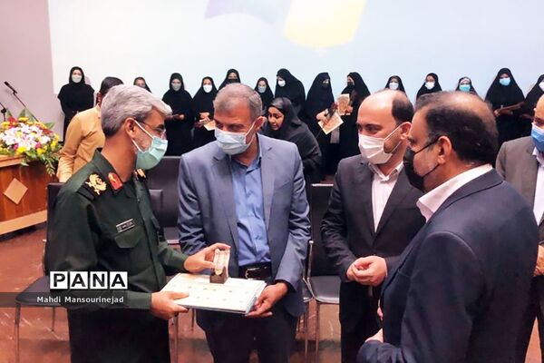 آِیین بزرگداشت مقام معلم همراه با تجلیل از معلمان نمونه استان هرمزگان