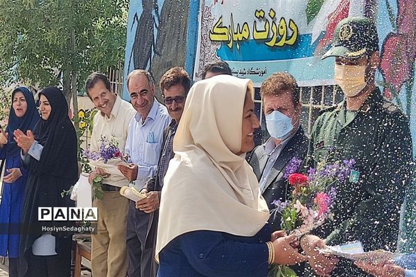 زنگ سپاس معلم در دبستان شهید پسندیده روستای فدافن کاشمر