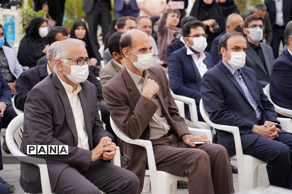 مراسم گل افشانی و غبار روبی مزار شهدای فرهنگی و دانش‌آموز در  اصفهان