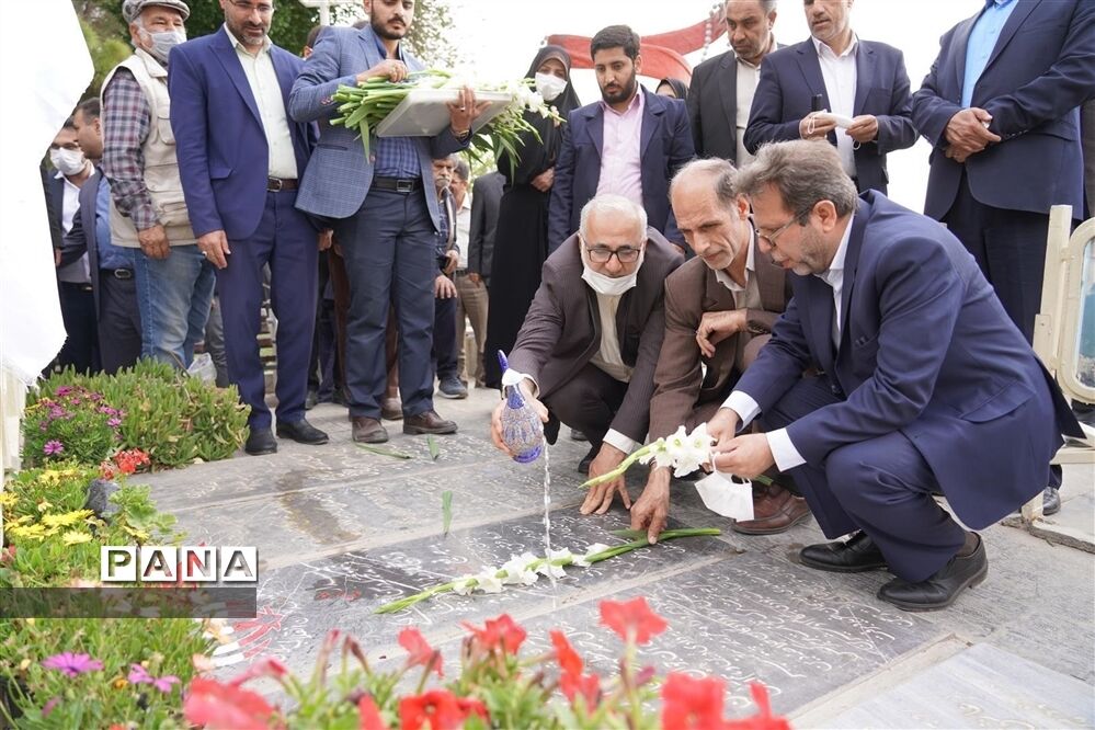 مراسم گل افشانی و غبار روبی مزار شهدای فرهنگی و دانش‌آموز در  اصفهان