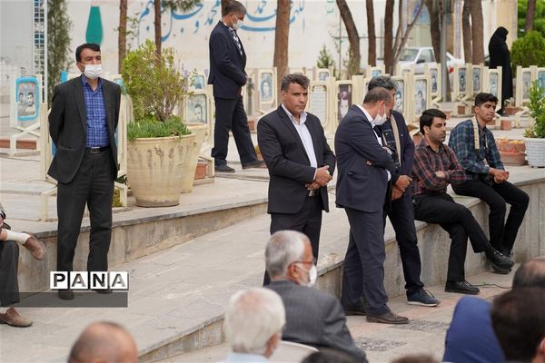 مراسم گل افشانی و غبار روبی مزار شهدای فرهنگی و دانش‌آموز در  اصفهان