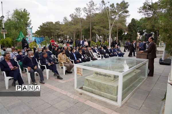 مراسم گل افشانی و غبار روبی مزار شهدای فرهنگی و دانش‌آموز در  اصفهان