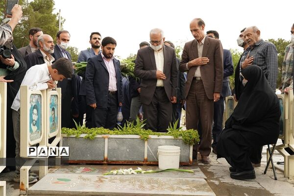 مراسم گل افشانی و غبار روبی مزار شهدای فرهنگی و دانش‌آموز در  اصفهان