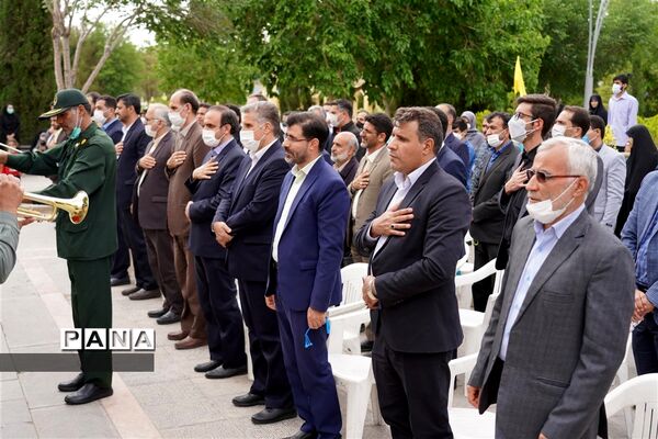 مراسم گل افشانی و غبار روبی مزار شهدای فرهنگی و دانش‌آموز در  اصفهان