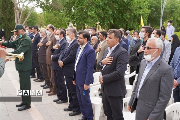 مراسم گل افشانی و غبار روبی مزار شهدای فرهنگی و دانش‌آموز در  اصفهان