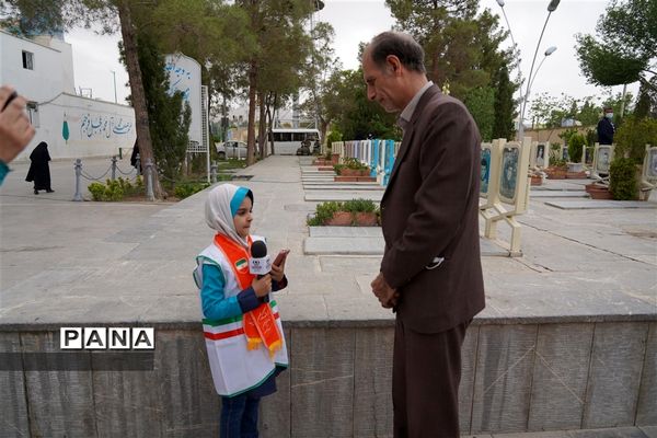 مراسم گل افشانی و غبار روبی مزار شهدای فرهنگی و دانش‌آموز در  اصفهان