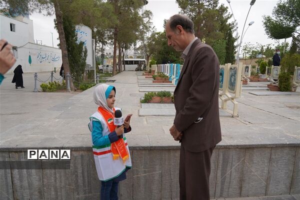 مراسم گل افشانی و غبار روبی مزار شهدای فرهنگی و دانش‌آموز در  اصفهان