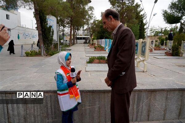 مراسم گل افشانی و غبار روبی مزار شهدای فرهنگی و دانش‌آموز در  اصفهان