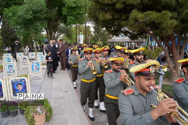 مراسم گل افشانی و غبار روبی مزار شهدای فرهنگی و دانش‌آموز در  اصفهان