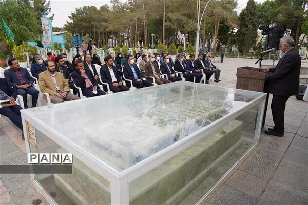 مراسم گل افشانی و غبار روبی مزار شهدای فرهنگی و دانش‌آموز در  اصفهان