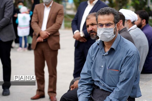 مراسم گل افشانی و غبار روبی مزار شهدای فرهنگی و دانش‌آموز در  اصفهان