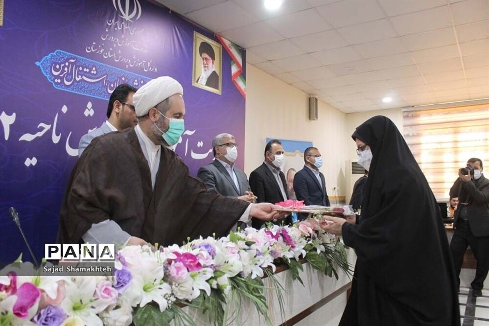 آیین تجلیل از برگزیدگان جلوه‌های ویژه معلمی در ناحیه ۲ اهواز