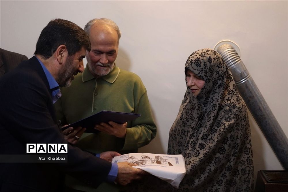 دیدار با خانواده معلم شهید و معلم جانباز به‌مناسبت هفته معلم در تبریز