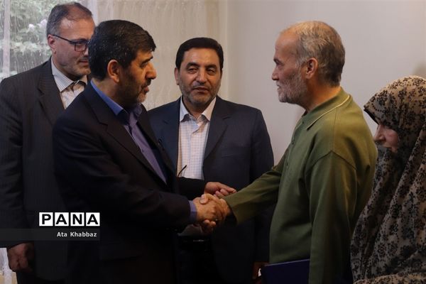 دیدار با خانواده معلم شهید و معلم جانباز به‌مناسبت هفته معلم در تبریز