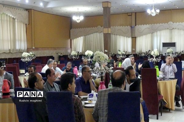 آیین تجلیل از دبیران دبیرستان حربن ریاحی منطقه ۱۳