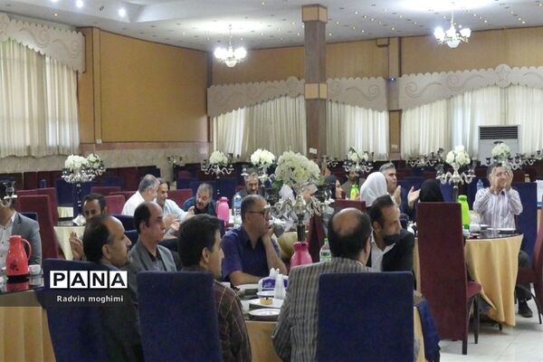 آیین تجلیل از دبیران دبیرستان حربن ریاحی منطقه ۱۳