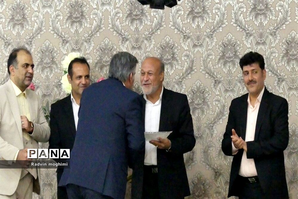 آیین تجلیل از دبیران دبیرستان حربن ریاحی منطقه ۱۳