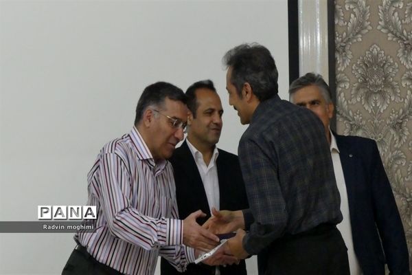 آیین تجلیل از دبیران دبیرستان حربن ریاحی منطقه ۱۳