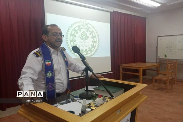 تجلیل از مربیان و دانش‌آموزان پیشتاز شهرستان اِوَز