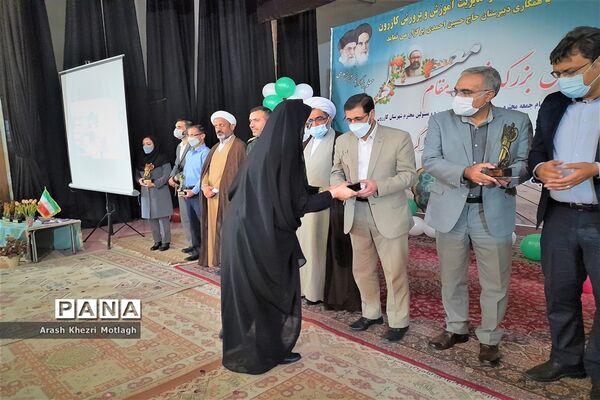 مراسم سپاس مربی و تجلیل از معلمان نمونه شهرستان کازرون