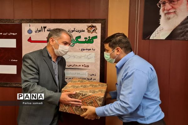 تجلیل از مراقبان سلامت منطقه ۱۳ در هفته سلامت