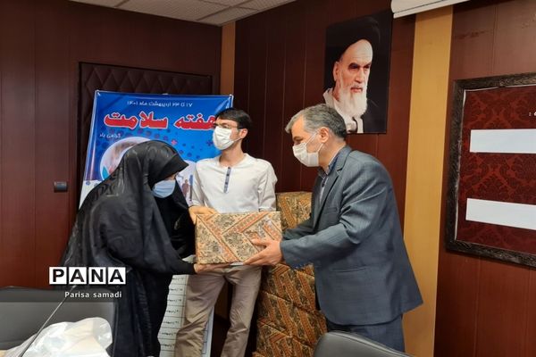 تجلیل از مراقبان سلامت منطقه ۱۳ در هفته سلامت