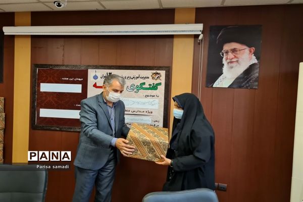 تجلیل از مراقبان سلامت منطقه ۱۳ در هفته سلامت