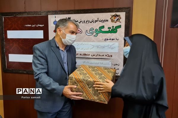 تجلیل از مراقبان سلامت منطقه ۱۳ در هفته سلامت