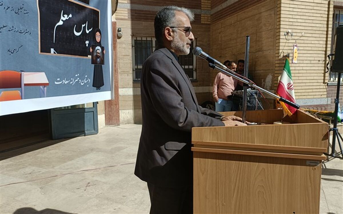 خداوند  به قلم سوگند یاد کرده و قلم دردست معلمان است