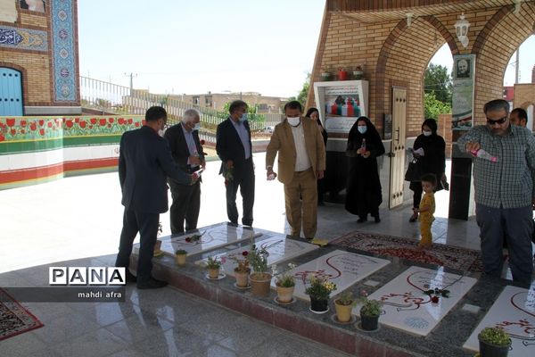 عطر افشانی و غباروبی مزار شهدای فرهنگی و گمنام شهرستان بهبهان