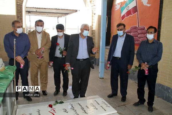 عطر افشانی و غباروبی مزار شهدای فرهنگی و گمنام شهرستان بهبهان