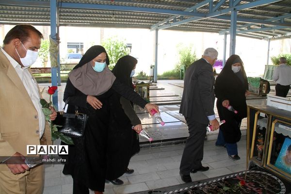 عطر افشانی و غباروبی مزار شهدای فرهنگی و گمنام شهرستان بهبهان