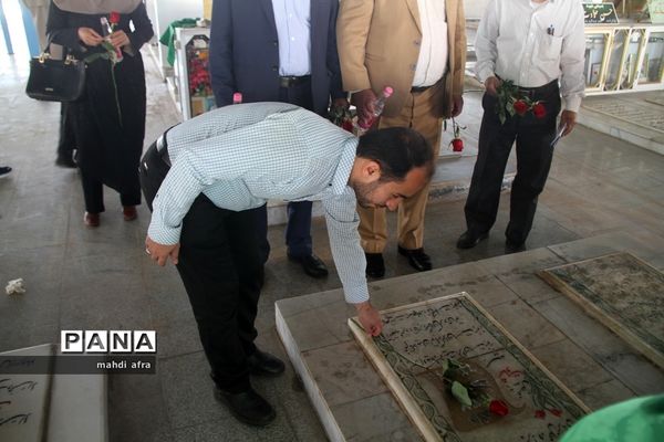 عطر افشانی و غباروبی مزار شهدای فرهنگی و گمنام شهرستان بهبهان