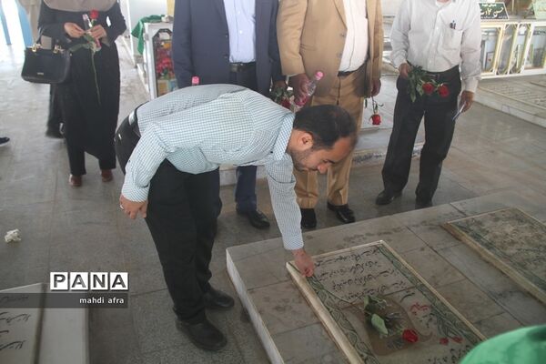 عطر افشانی و غباروبی مزار شهدای فرهنگی و گمنام شهرستان بهبهان