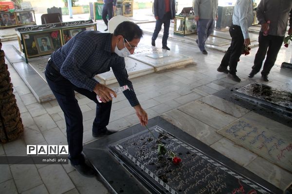 عطر افشانی و غباروبی مزار شهدای فرهنگی و گمنام شهرستان بهبهان