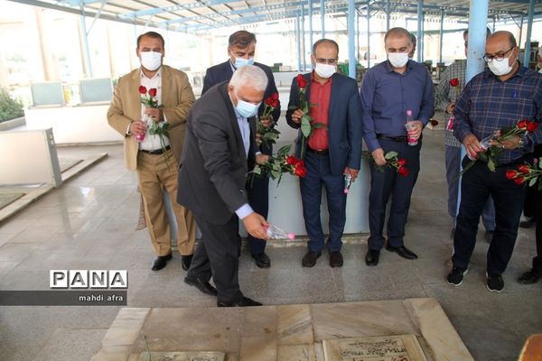 عطر افشانی و غباروبی مزار شهدای فرهنگی و گمنام شهرستان بهبهان