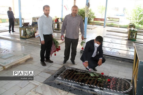 عطر افشانی و غباروبی مزار شهدای فرهنگی و گمنام شهرستان بهبهان