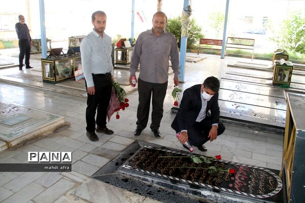 عطر افشانی و غباروبی مزار شهدای فرهنگی و گمنام شهرستان بهبهان