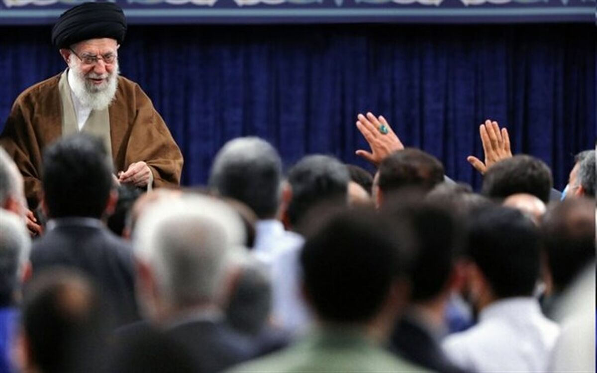 حضرت آیت‌الله خامنه‌ای انگشتر خود را به کارگری هدیه دادند