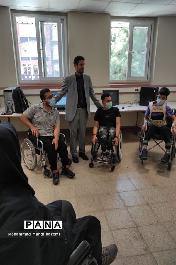 بازدید رئیس اداره آموزش وپرورش استثنایی شهر تهران از مدرسه استثنایی سروش به مناسبت روز معلم
