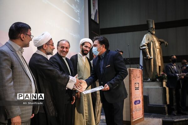 مراسم تکریم از معلمان سازمان پژوهش و برنامه‌ریزی آموزشی