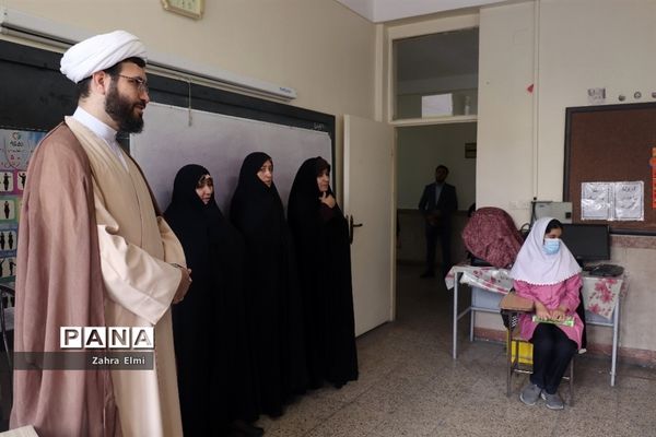 تجلیل از دانش‌آموزان نمونه دینی و اخلاقی توسط ستاد امر به معروف و نهی از منکر