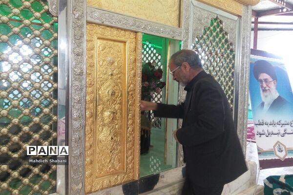 آیین غبارروبی امامزاده سید محمد(ع) باحضور تعدادی از معلمان در کاشمر