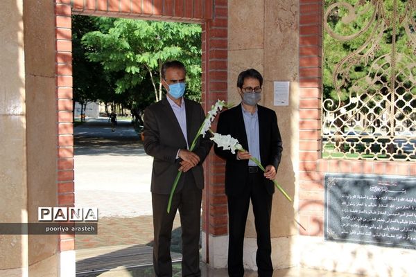 غبارروبی مزارشهدا به مناسبت 21 اردیبهشت ماه  سالروز تاسیس سازمان دانش‌آموزی