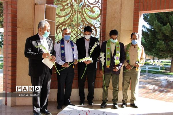 غبارروبی مزارشهدا به مناسبت 21 اردیبهشت ماه  سالروز تاسیس سازمان دانش‌آموزی