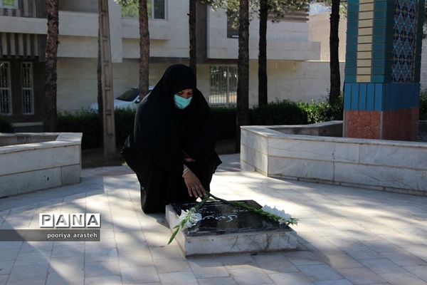 غبارروبی مزارشهدا به مناسبت 21 اردیبهشت ماه  سالروز تاسیس سازمان دانش‌آموزی